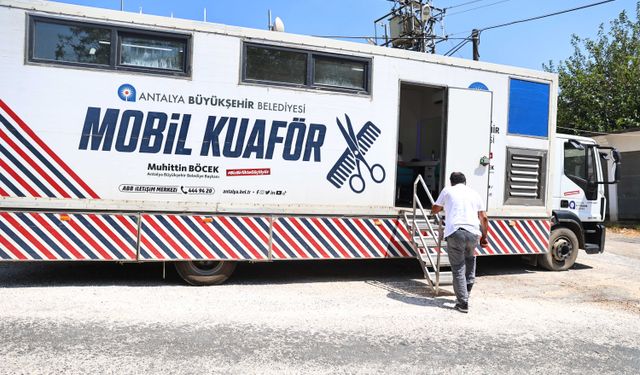 Antalya'da mobil kuaför tırı vatandaşa ücretsiz hizmet verdi