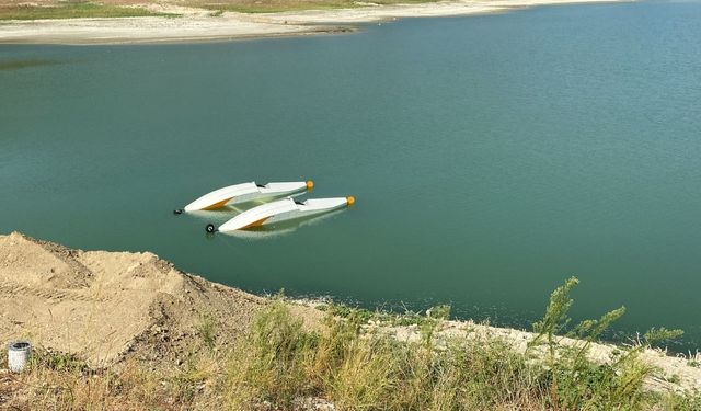 Burdur'da kaza kırıma uğrayan uçak göl kıyısına çekildi