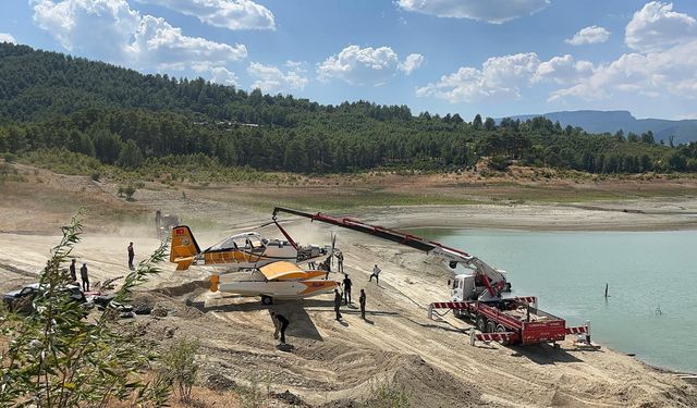 Burdur'da kaza kırıma uğrayan uçak gölden çıkarıldı