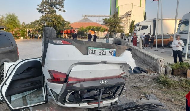 Burdur'da panelvanın otomobile çarpması sonucu 6 kişi yaralandı
