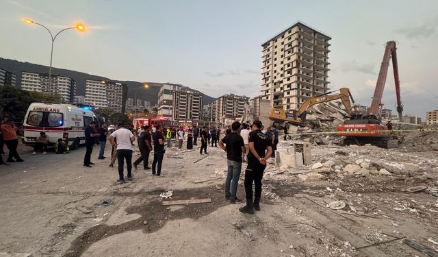 Kahramanmaraş'ta ağır hasarlı bina, yıkılırken iş makinesinin üzerine devrildi