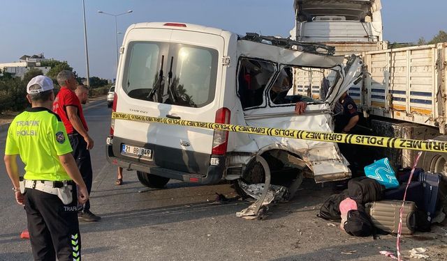 Mersin'de tıra çarpan minibüsteki 1'i çocuk 2 kişi öldü, 10 kişi yaralandı