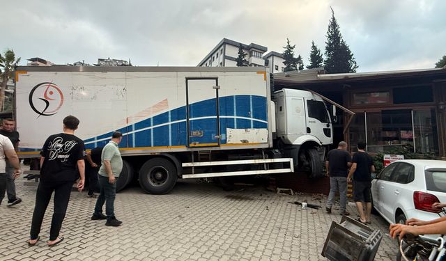 Hatay'da vidanjör ve restorana çarpan kamyonun şoförü yaralandı
