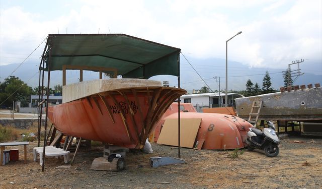 Hataylı balıkçı kullanılmayan gemi parçalarını motoryatlara dönüştürüyor