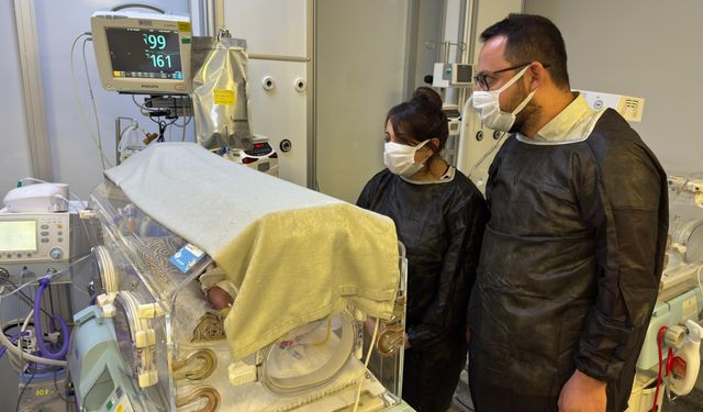 İç organları dışarıda doğan bebek, ailesi ve doktorların kararlılığıyla yaşama tutundu
