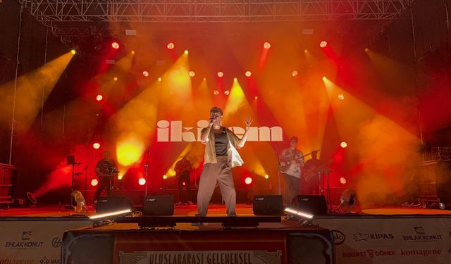 Kahramanmaraş Uluslararası Geleneksel Ağustos Fuarı'nda 'İkilem' müzik grubu sahne aldı