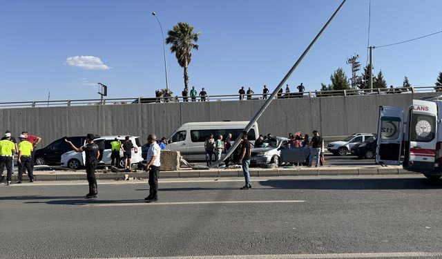 Aydınlatma Direğine Çarpan Otomobildeki 3 Kişi Yaralandı