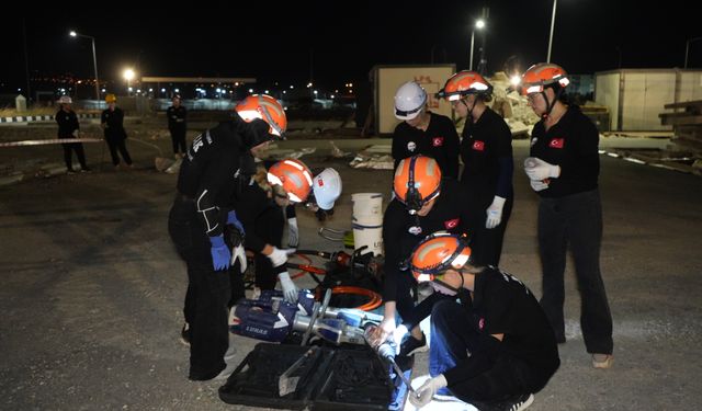 Kahramanmaraş'ta kadınlardan oluşan arama kurtarma ekibi deprem eğitimi ve tatbikatı gerçekleştirdi