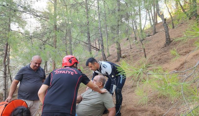 Kahramanmaraş'ta ormanda ayağı kırılan 2 kişiyi itfaiye kurtardı