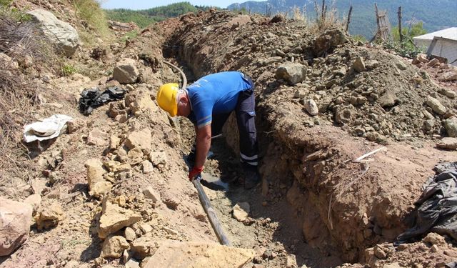 Kumluca ilçesinde yeni açılan yola içme suyu hattı döşendi