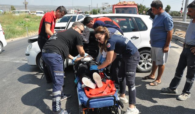 Mersin'de bariyere çarpan otomobilin sürücüsü yaralandı