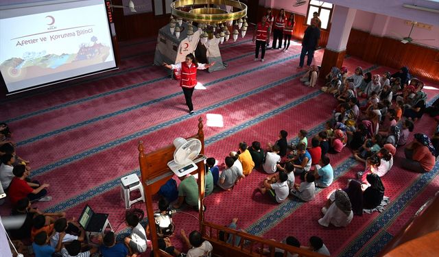 Osmaniye'de Türk Kızılay öğrencileri afetlere karşı bilgilendirildi