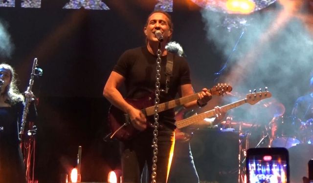 Şarkıcı Kıraç Adana'da konser verdi