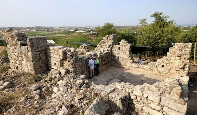 Sillyon Antik Kenti'nde birçok dönemin izlerini taşıyan ana cadde ortaya çıkarıldı