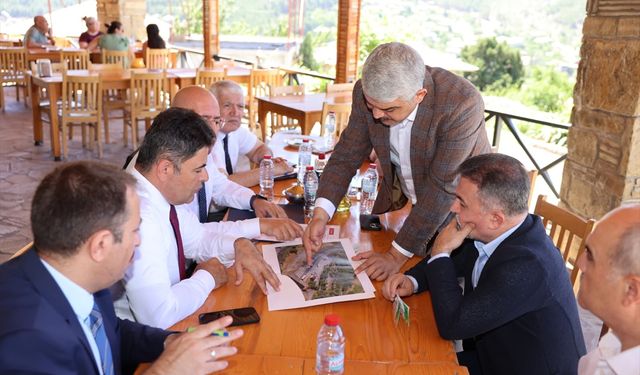 Ulaştırma ve Altyapı Bakan Yardımcısı Boyraz, Pozantı'da toplantıya katıldı