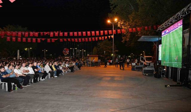 Isparta Belediyesi, Fenerbahçe maçı için dev ekran kurdu