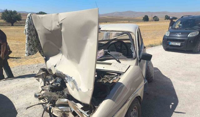 Kamyonet ile otomobil çarpıştı: 2 yaralı