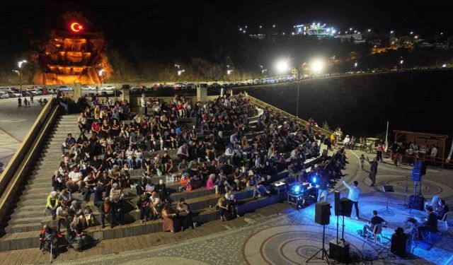 Kirazlıdere’de cuma akşamları müzik ziyafeti yaşanıyor