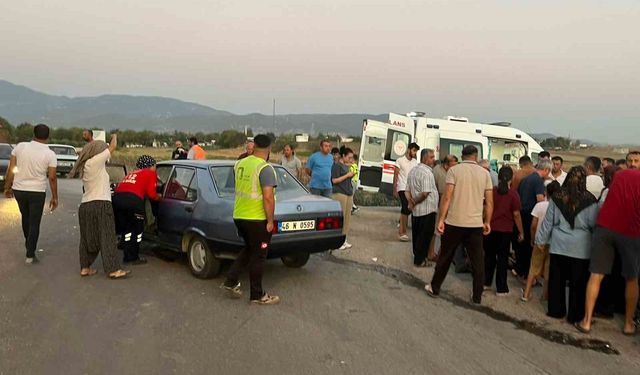 Motosikletle otomobil çarpıştı: 3 yaralı
