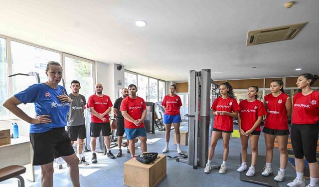 Muratpaşa Kadın Kadın Voleybol Takımı, lige çift antrenmanla hazırlanıyor