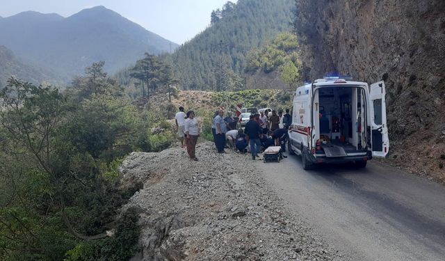 Osmaniye’de kayalıklara çarpan otomobil yan yattı: 3 yaralı