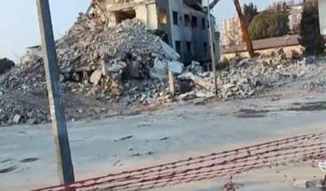Osmaniye’de orta hasarlı bina tek dokunuşta yıkıldı