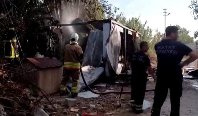 Samandağ’da çıkan yangında konteyner kullanılamaz hale geldi