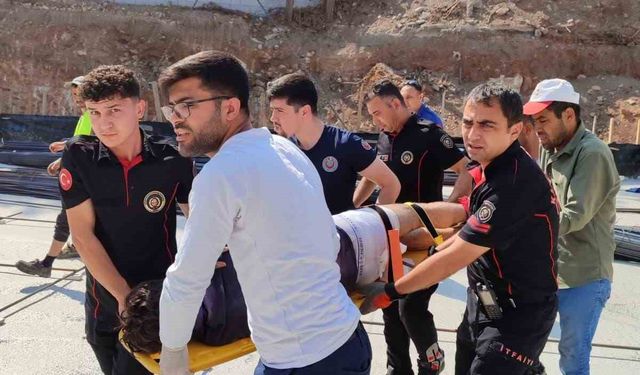 Vücuduna demir saplanan işçiyi itfaiye ekibi kurtardı