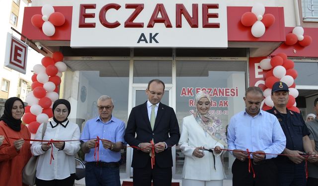 Ak Eczanesi Düzenlenen Törenle Hizmete Başladı