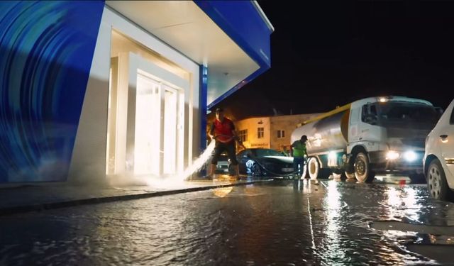 Elbistan’da Gece Mesaisi: Cadde ve Kaldırımlar Yıkandı