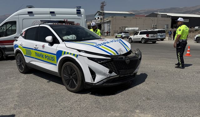 Polis Aracı İle Hafif Ticari Araç Çarpıştı: 3 Yaralı