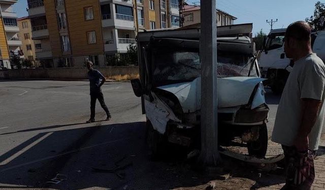 Sefer Hoca Caddesi’nde Trafik Kazası: 2 Yaralı