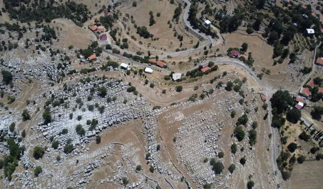 Selge Antik Kenti'nin gönüllü rehberliğini yapan mahalle sakini Yörükler, tarihi değerlere de sahip çıkıyor