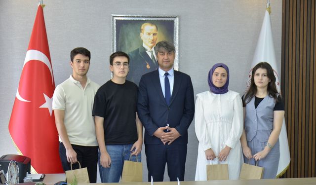 YKS’de Başarı Sağlayan Öğrencilerden, Milli Eğitim Müdürü Kaba’ya Ziyaret