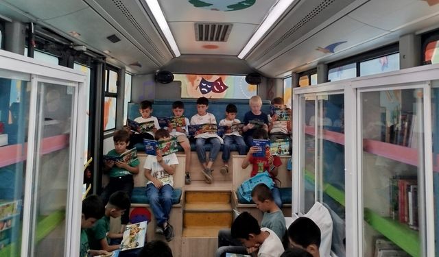 Mobil Çocuk Kütüphanesi ile Çocuklar Yaz Tatilini Renklendirdi
