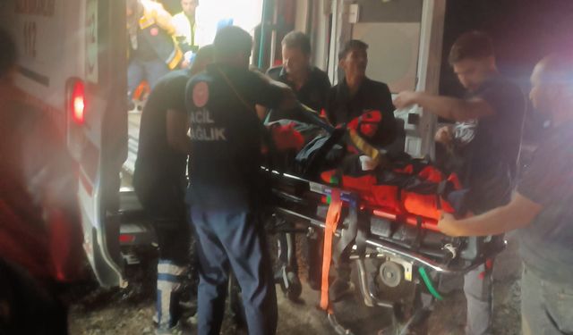 Afşin’de 2 Yaralı Araçtan İtfaiye Ekiplerince Kurtarıldı