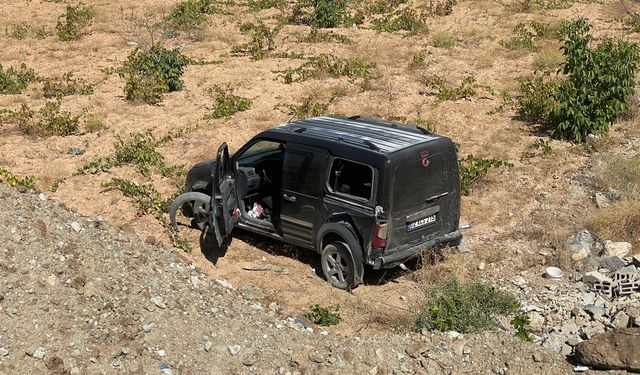 Afşin’de Otomobil Tarlaya Uçtu: 3 Yaralı