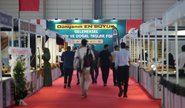 Adana'da '4. Tesbih ve Doğal Taşlar Fuarı' başladı