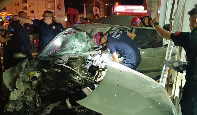 Adana'da mobilya mağazasına giren otomobilin sürücüsü yaralandı