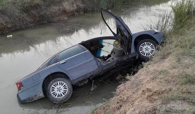 Adana'da sulama kanalına devrilen otomobilin sürücüsü yaralandı
