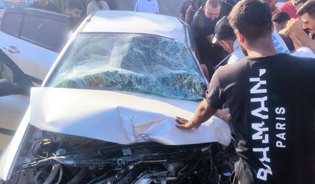 Adana'da traktöre çarpan otomobildeki bir kişi öldü, 3 kişi yaralandı