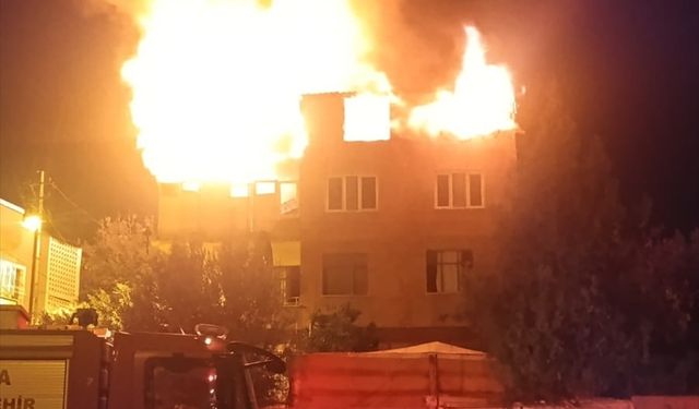 Adana'da yangın çıkan ev kullanılamaz hale geldi