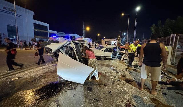 Antalya'da iki otomobilin karıştığı kazada 4 kişi yaralandı