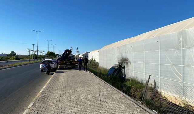 Antalya'da muz serasına çarpan otomobil sürücüsü yaralandı