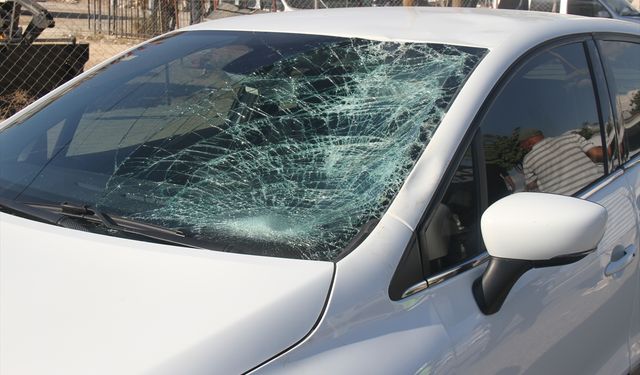 Antalya'da otomobilin çarptığı baba ve oğlu yaralandı