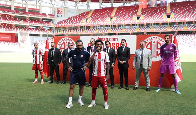 Antalyaspor, kadrosuna kattığı futbolcuları tanıttı