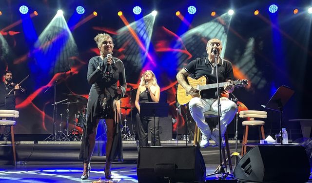 Eda ve Metin Özülkü çifti Antalya'da konser verdi