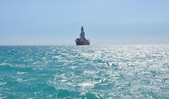 Enerji filosuna katılan iki yeni sondaj gemisinin ilki Mersin Taşucu Limanı'na ulaştı