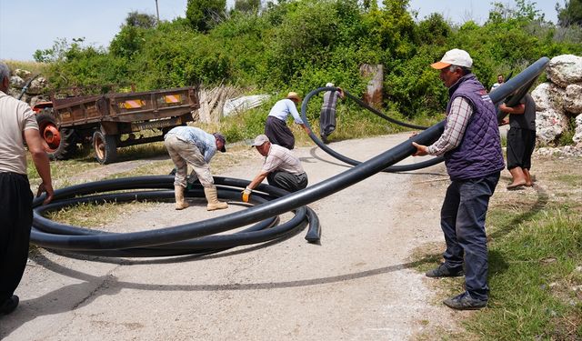 Erdemli Belediyesi çiftçilere sulama borusu desteğinde bulundu