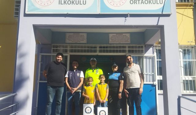 Hatay'da iki kız kardeş buldukları parayı polise teslim etti